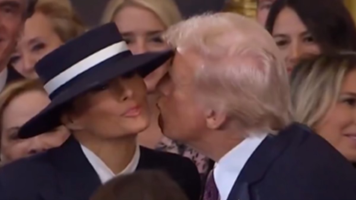 Chapéu de Melania vira meme após impedir beijo de Donald Trump; veja