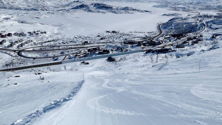 Avalanche de neve deixa dezenas de esquiadores soterrados