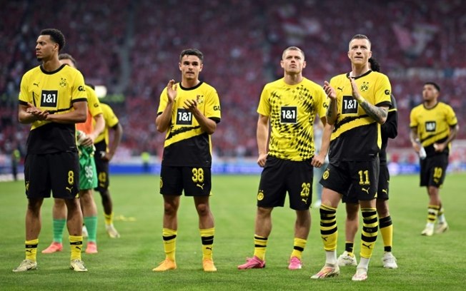 Jogadores do Borussia Dortmund cumprimentam os torcedores após a derrota para o Mainz por 3 a 0 neste sábado, pelo Campeonato Alemão