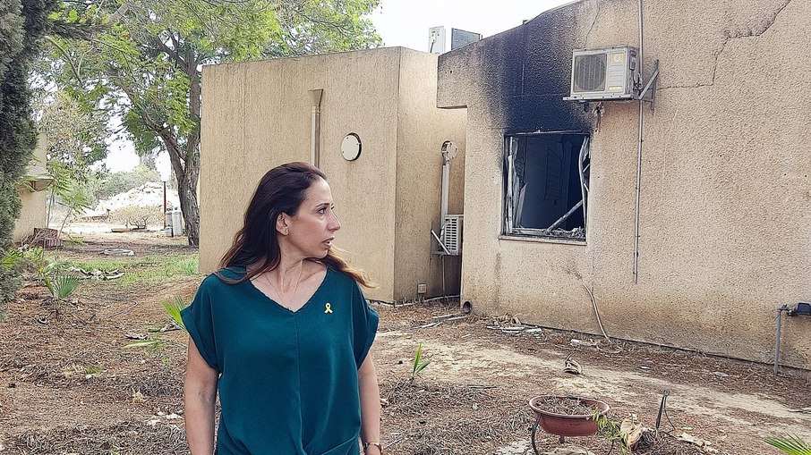 Shiri em frente a uma das casas incineradas. Nela, uma das moradoras do kibbutz foi morta