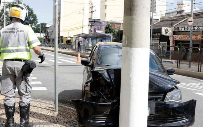 Carro colide com poste e deixa trânsito lento no Centro de Campinas