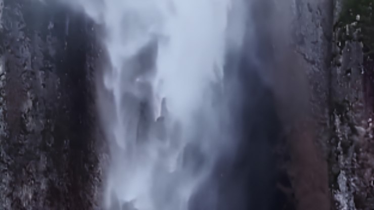 Vídeo: tufão provoca fenômeno da "cachoeira invertida" na China