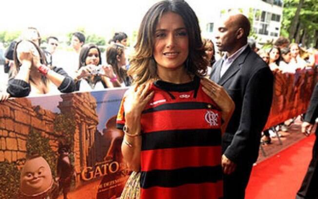 a atriz Salma Hayek foi outra que usou a camisa do Flamengo
