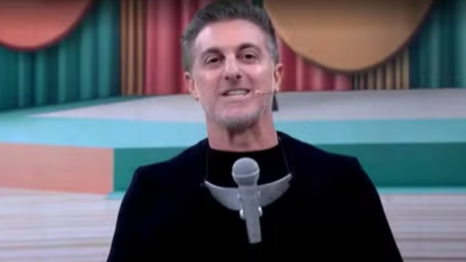 Luciano Huck homenageia Silvio Santos Luciano Huck homenageia Silvio Santos