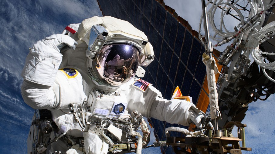 Astronauta da NASA, Anne McClain, perto de um dos principais painéis solares da Estação Espacial Internacional Astronauta da NASA, Anne McClain, perto de um dos principais painéis solares da Estação Espacial Internacional