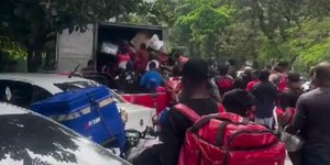 Caminhão do iFood é saqueado por entregadores no Rio