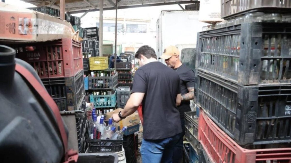 Policiais em operação contra adulteração de bebidas Policiais em operação contra adulteração de bebidas