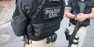 Menina de 4 anos morre presa em portão; mãe é presa