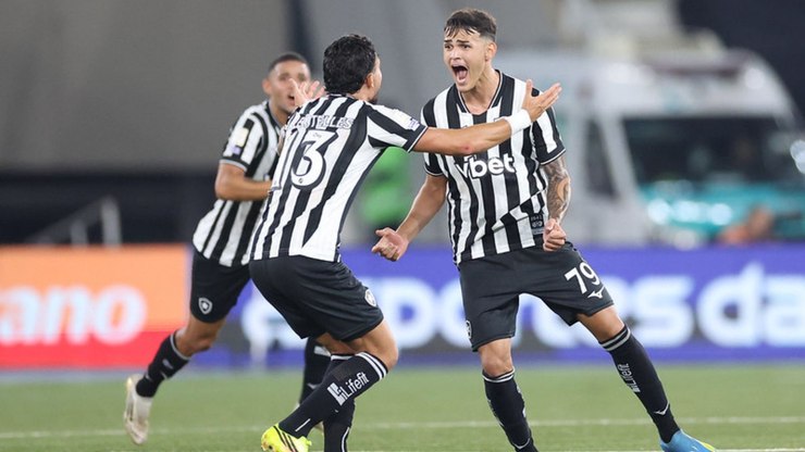 Botafogo aproveita entregadas e vence Santos no apagar das luzes