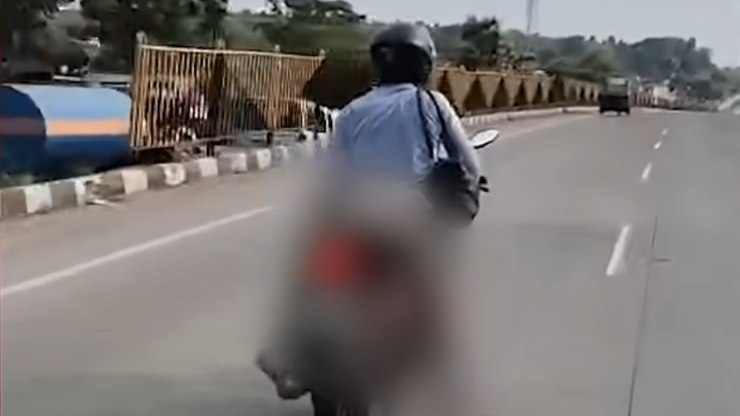 Homem carrega corpo da esposa em moto após acidente em rodovia