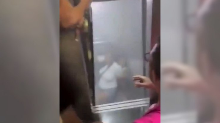 Vídeo mostra resgate de mulher que ficou paraplégica em elevador