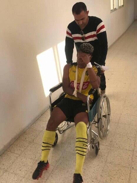 Gil Bahia%2C jogador brasileiro%2C levou uma pedrada durante partida na Tunísia Gil Bahia, jogador brasileiro, levou uma pedrada durante partida na Tunísia