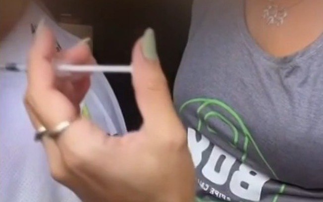 Vídeos publicados nas redes sociais mostram mães aplicando medicamentos nos filhos