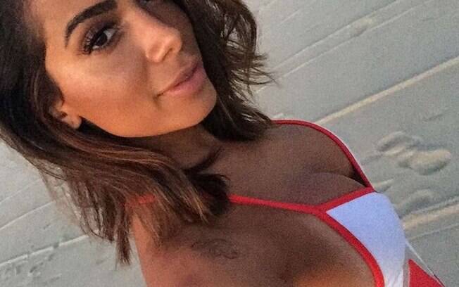 Anitta postou foto de biquíni em rede social e chamou a atenção para a marquinha do seu bronzeado 