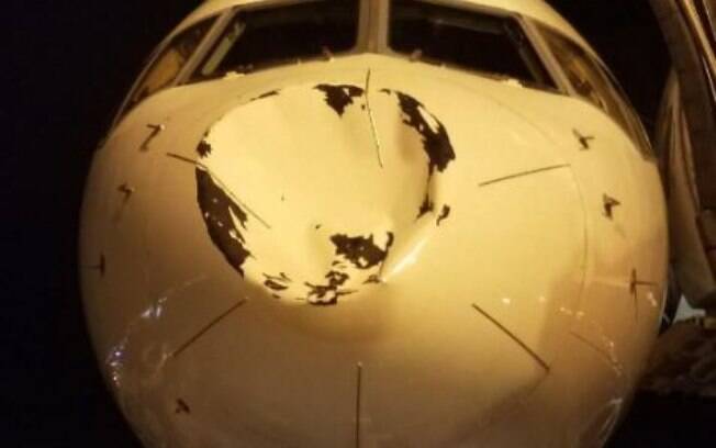 Avião que transportava jogadores do Oklahoma City Thunder ficou amassado após se chocar com algo no ar