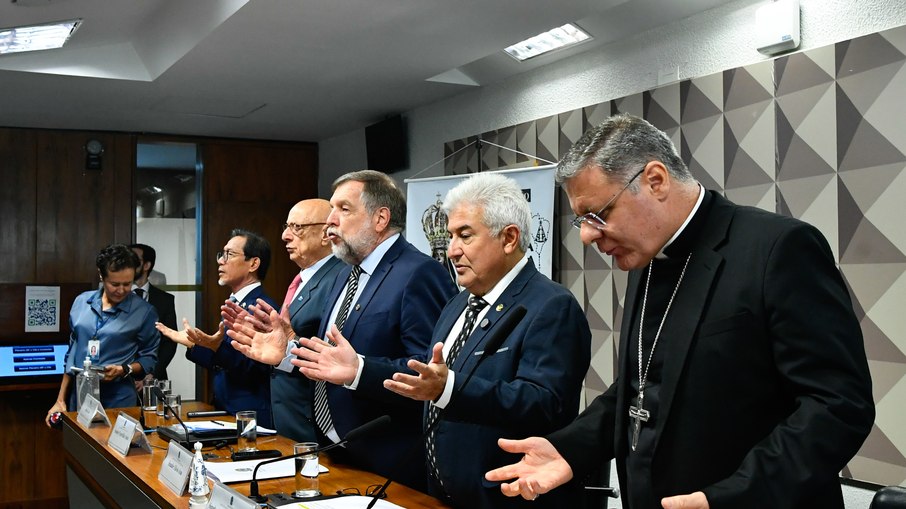 Frente Parlamentar Católica Apostólica Romana (FPC) realiza reunião para instalação e  eleição da mesa diretora. Na foto: Representante de Taiwan no Brasil, Benito Liao; Senador  Esperidião Amin (PP-SC); Vice-presidente da FPC, senador Flávio Arns (PSB-PR); Presidente  da FPC, Senador Astronauta Marcos Pontes (PL-SP) e Cardeal-Arcebispo de Brasília, Dom  Paulo Cezar Costa