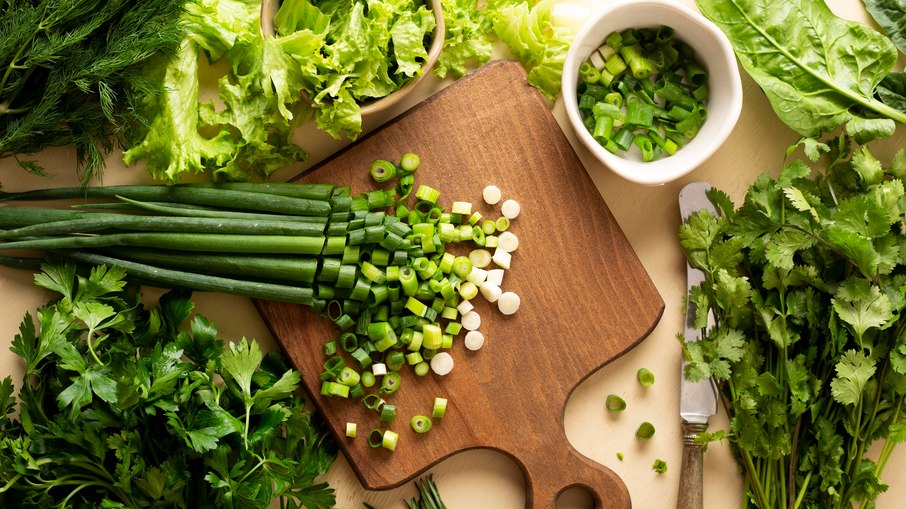 Conheça as diferenças entre salsa, cebolinha e coentro e descubra como utilizá-los na cozinha