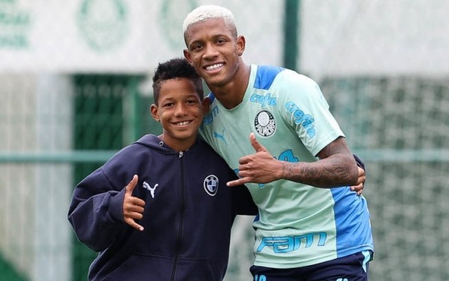 Danilo recebe visita do irmão em treino do Palmeiras e projeta mata-mata: 'Ele vai me motivar'