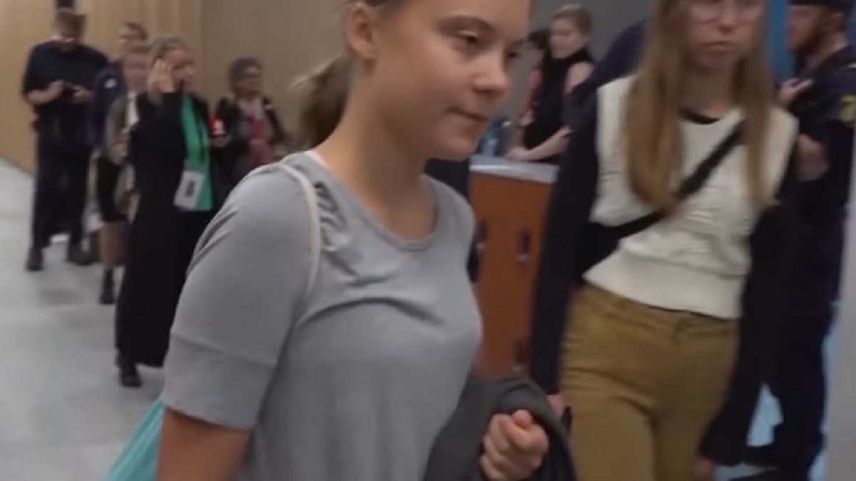 A ativista Greta Thunberg foi condenada a pagar uma multa por desobedecer a polícia durante uma manifestação que bloqueou o porto de Malmö, no sul da Suécia.