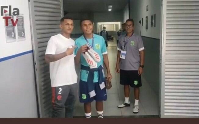 Wesley, do Flamengo, doa chuteira a jogador do Floresta: 'Sempre que puder ajudar os outros, vou ajudar'