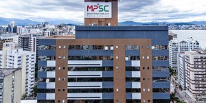 Mãe que facilitava abuso de filhas por presentes é condenada