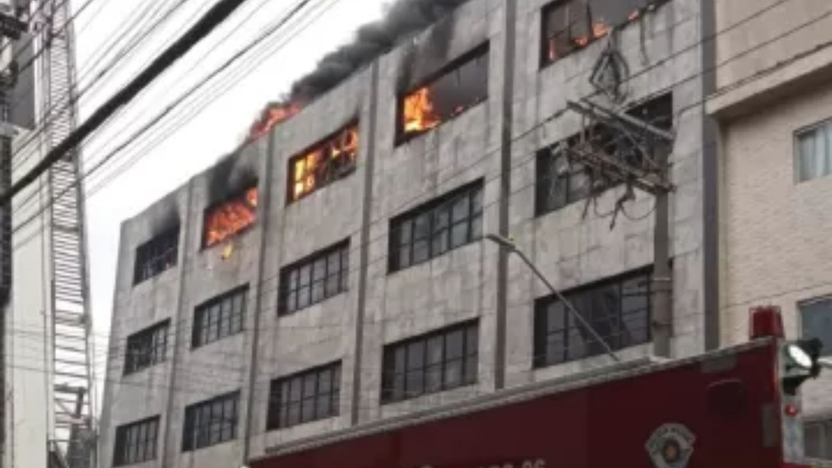 Bombeiros continuavam tentando combater as chamas no local