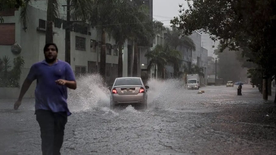 Nas regiões Sul e Sudeste, são previstas chuvas com valores acima da climatologia, principalmente no Rio Grande do Sul, Santa Catarina, São Paulo e Minas Gerais.