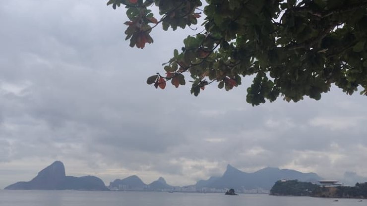 Frente fria mantém tempo fechado e com chuva no Rio de Janeiro
