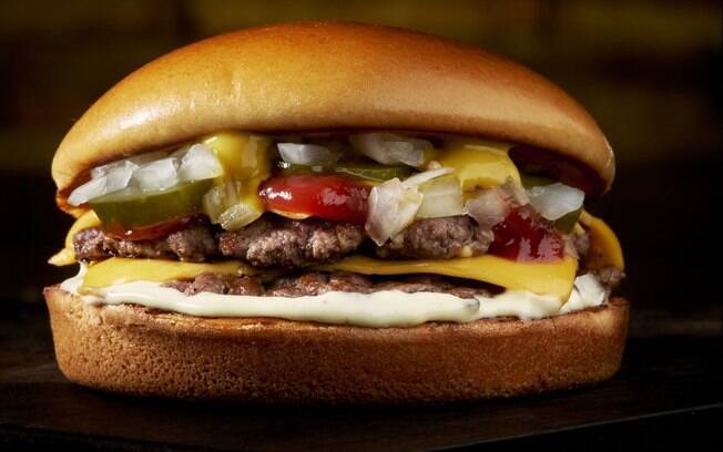 O smash é um hambúrguer que relembra o começo dos fast-foods