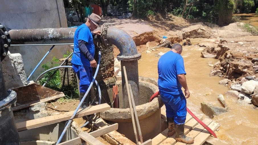 Chuvas intensas danificaram a estrutura e arrastaram sedimentos e sujeira