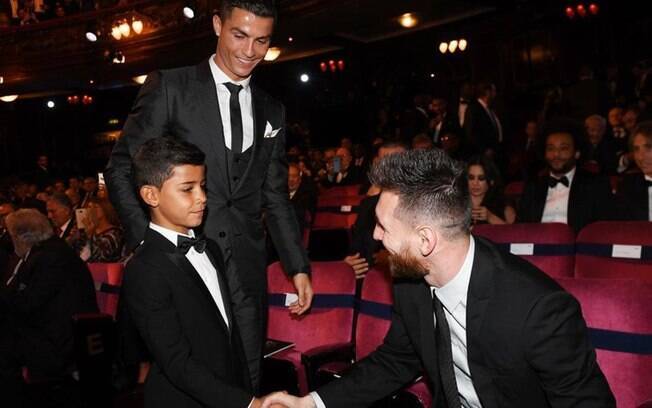 Messi cumprimenta o filho de Cristiano Ronaldo durante premiação da Fifa, em outubro