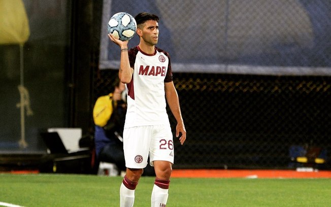 Após fazer jogo duro, Lanús aceita ceder Di Plácido ao Botafogo