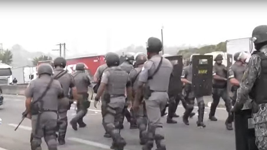 Manifestantes bolsonaristas bloqueiam a Rodovia Castelo Branco, em Barueri (SP) (01/11/2022)