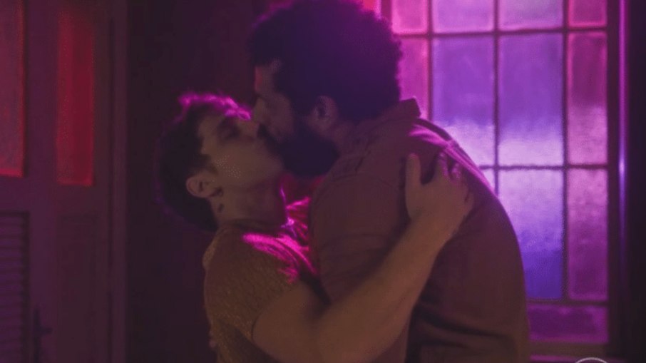 Fãs colocam beijo de Kelvin e Ramiro, de Terra e Paixão, na Times Square