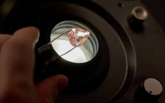 Diamante rosa é exibido na França um século depois de ser furtado - Foto
