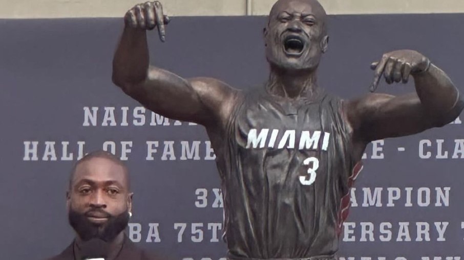 Estátua de Dwyane Wade foi colocada do lado de fora do Kaseya Center, casa do Miami Heat