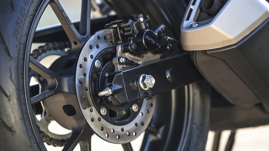 Freio traseiro da CB300F Twister utiliza disco de 220 mm e passa a integrar o sistema ABS em toda a linha. Freio traseiro da CB300F Twister utiliza disco de 220 mm e passa a integrar o sistema ABS em toda a linha.