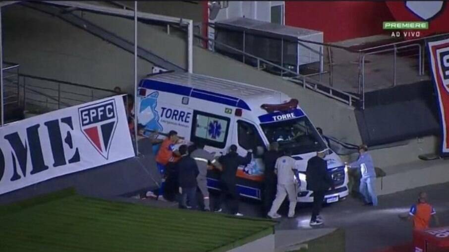 Partida foi paralisada e os jogadores 'empurraram' ambulância para acelerar a chegada ao hospital