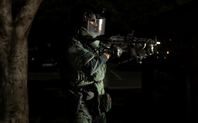 Agenes da Guarda Civil espanhola durante operação de combate ao tráfico de drogas na região de Málaga