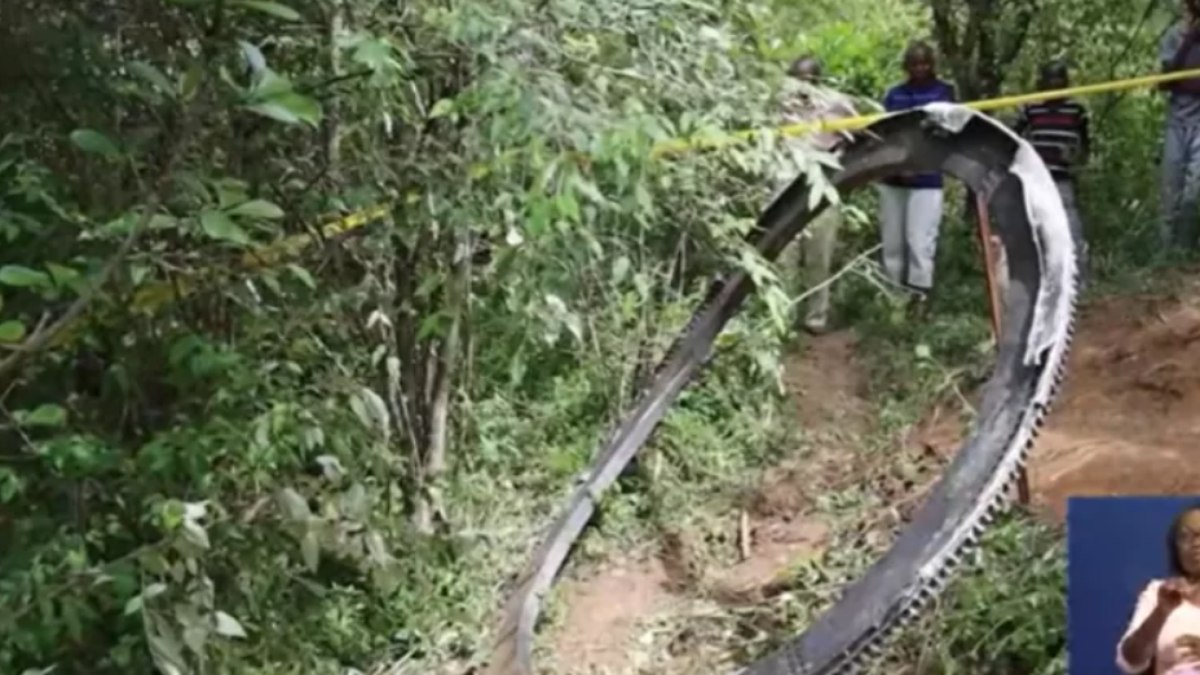 Anel metálico não causou danos ao cair no Quênia