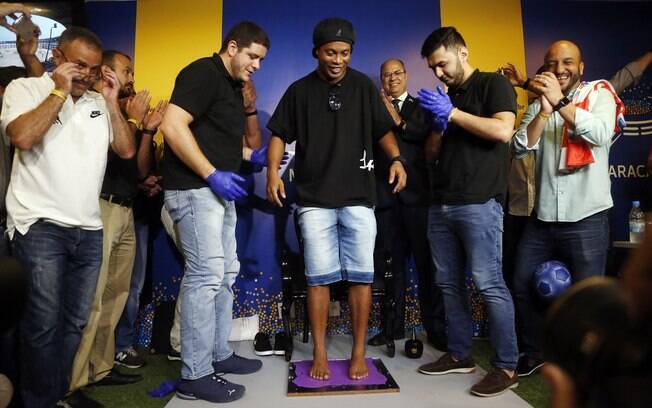 Ronaldinho eternizou seus pés na Calçada da Fama do Maracanã