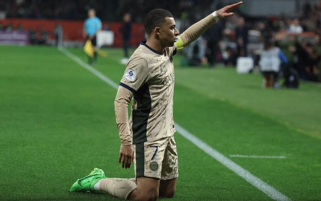 Mbappé comemora um de seus três gols sobre o Montpellier -  