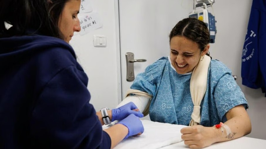 Romi Gonen em sessão de fisioterapia após cirurgia