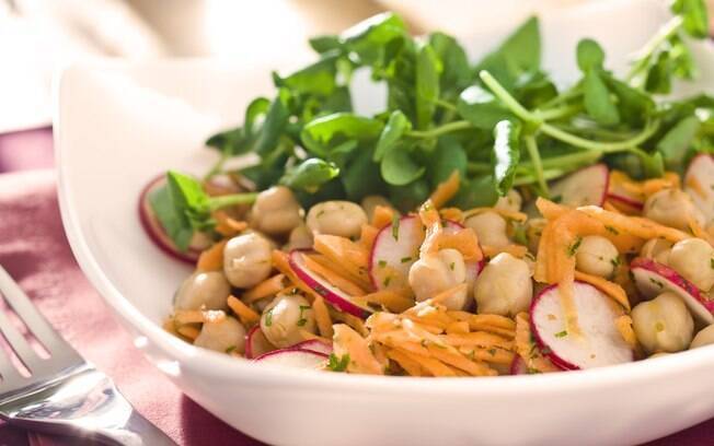 Para quem gosta de uma alimentação mais leve, a salada de grão-de-bico com cenoura e salsinha pode ser uma ótima pedida; veja passo a passo