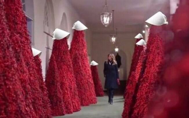 Decoração de Natal da Casa Branca, planejada por Melania, virou meme na web, por semelhança com o 'Conto da Aia'