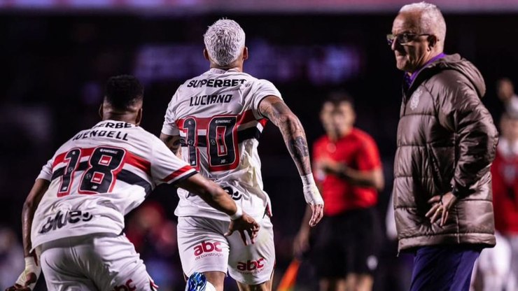 Sa%C3%ADda%20de%20Dorival%20do%20Corinthians%20gera%20debate%20nas%20redes
