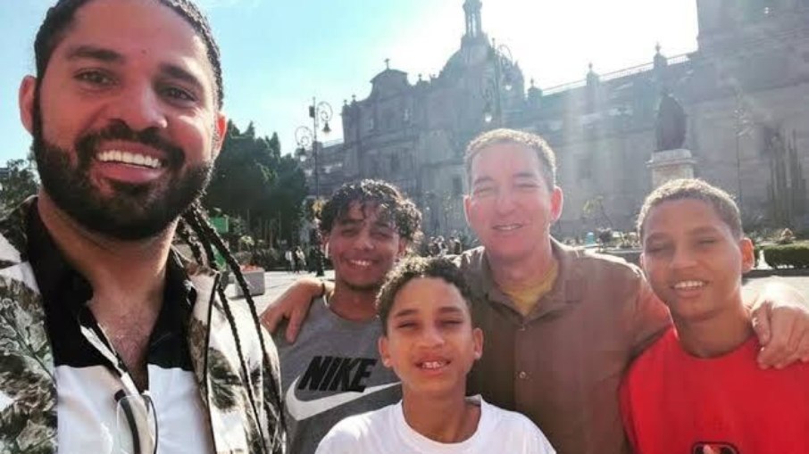 Glenn Greenwald e David Miranda com os filhos João Victor, Jônatas e Marcelo