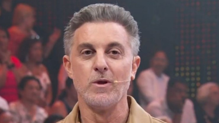 Luciano Huck pisa na bola ao enxergar a pobreza do alto