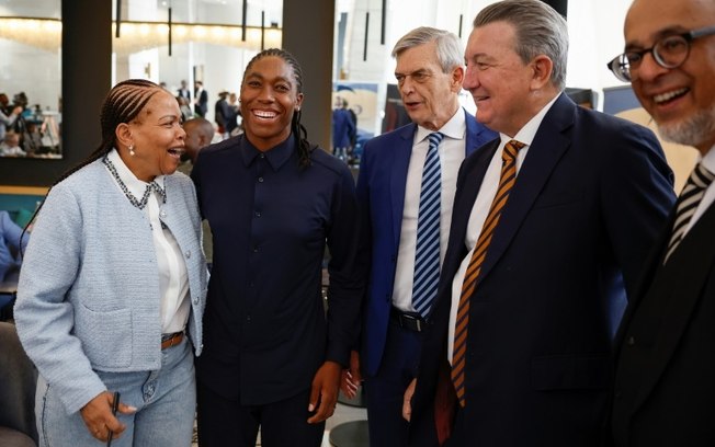 Caster Semenya (2ª à esquerda) ao lado de seus advogados Gregory Nott (2º à direita), Patrick Brancher (centro), o presidente da Comissão para a Igualdade de Gênero, Nthabiseng Sepanya-Mogale (à esquerda), e o diretor nacional da organização ProBono.Org, Mohamed Shafie Ameermia (à direita), em Joanesburgo, 9 de fevereiro de 2024