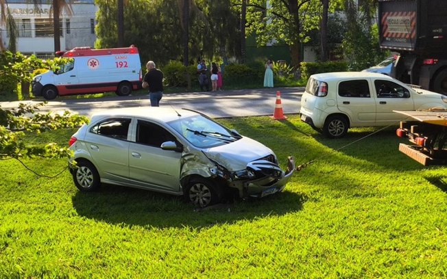 FOTOS: Engavetamento envolvendo três carros deixa dois feridos na via de acesso Ivo Najm em Araraquara